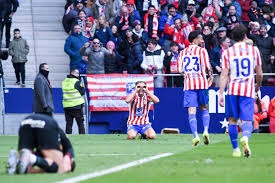 达成生涯400助里程碑，梅西赛后把球衣送给了看台上的父母